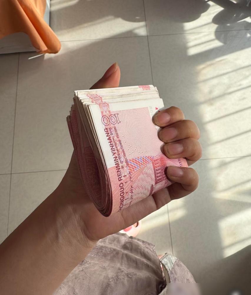 中秋节，我瞒着我爸，偷偷去看了5年多没有来往的二叔。回来的时候，我硬塞给了二叔5