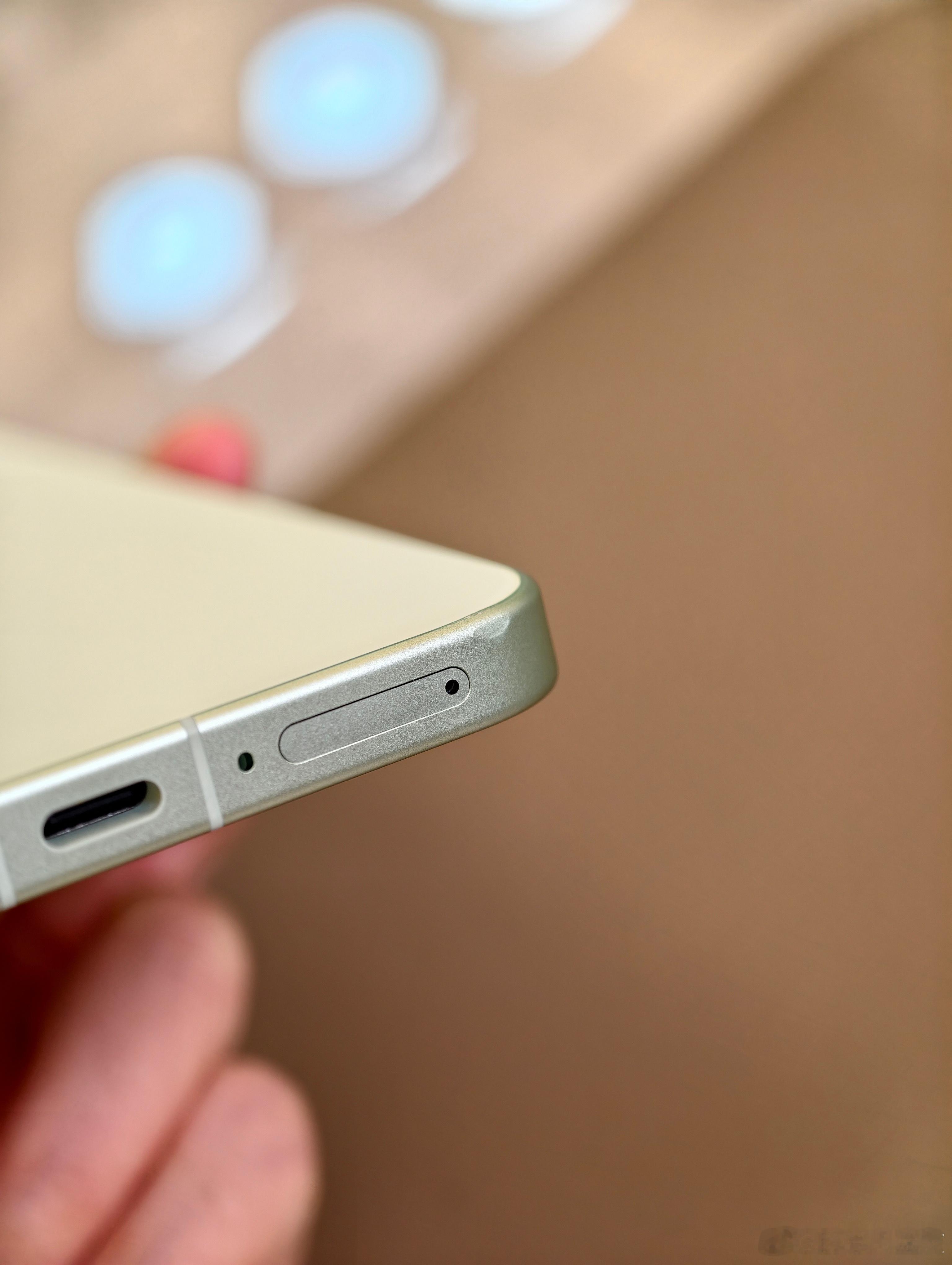 刚夸完呢，就摔了，两个角都磕到了，没关系，我哭一会就好了！一加Ace6T