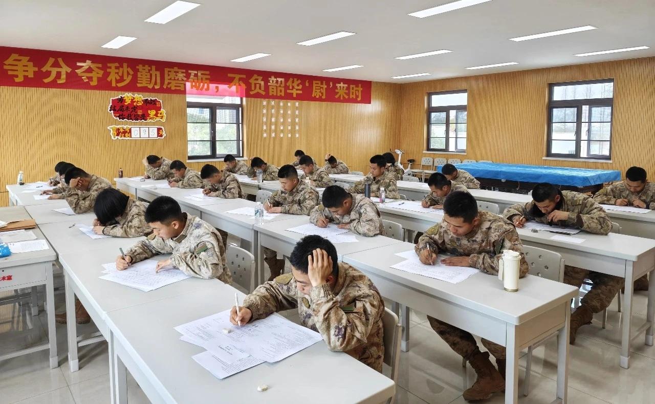 孩子想去当兵，我百分之百地支持。然而在大学当兵是大一去还是大二去这个问题上有自己