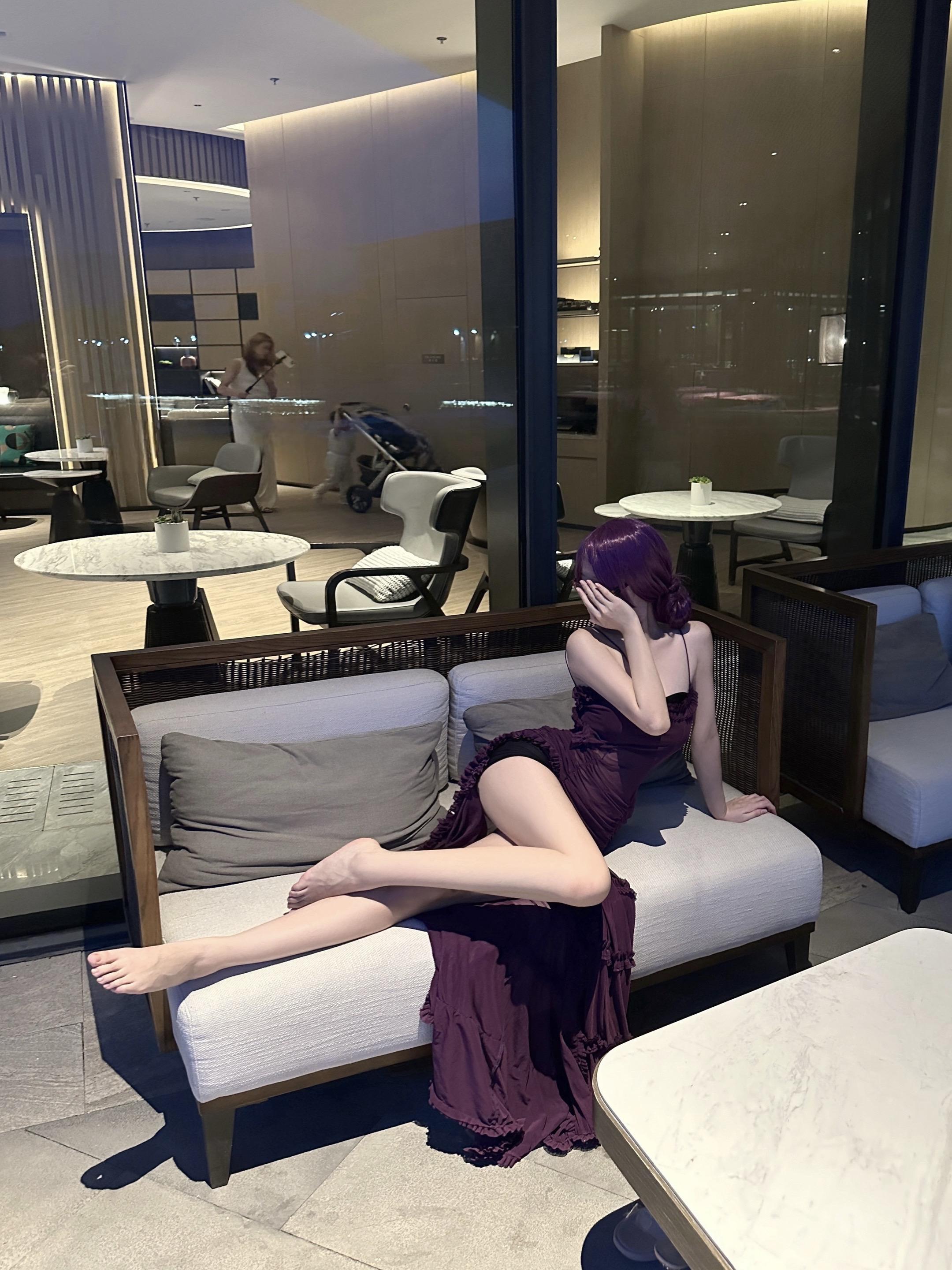 紫色。