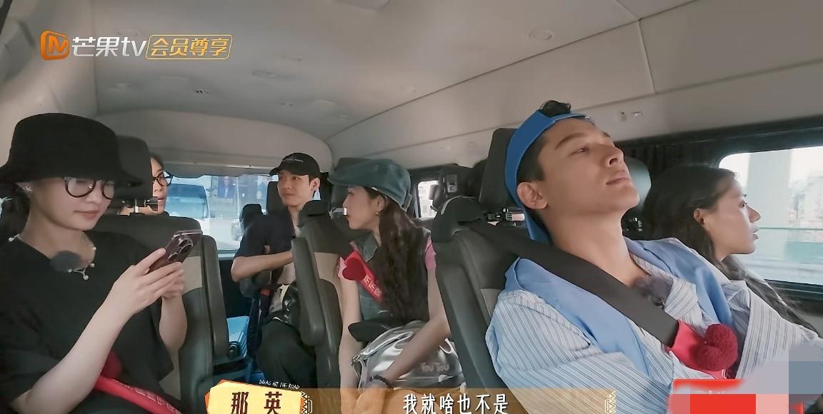 那英，太真实了那英说:“我啊，一离开我的化妆师我就啥也不是。”李沁、龚俊和张