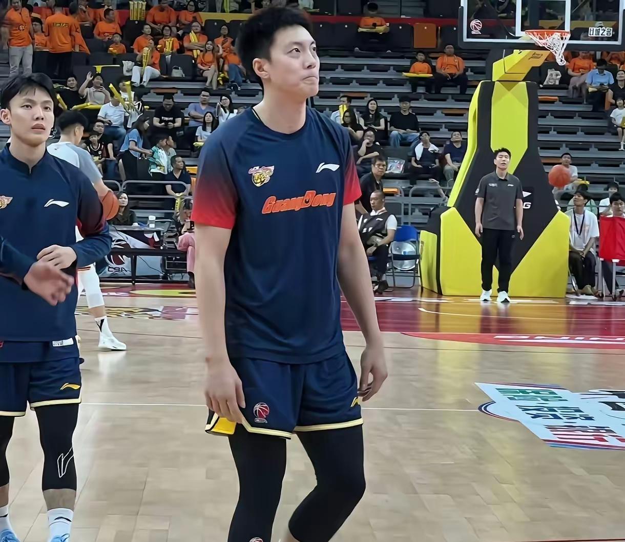 胡明轩作为广东队的顶薪球员，本赛季表现却明显下滑，最近有声音说他是因为伤病影响状