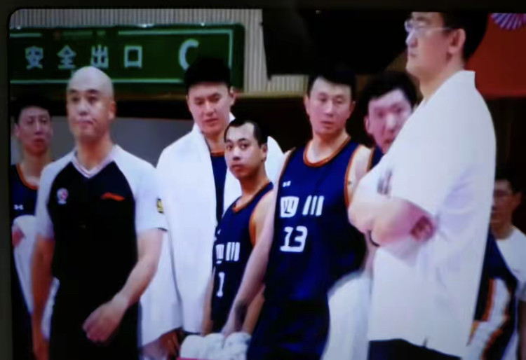 国家也确实太缺乏裁判了。CBA职业联赛主打的是这几个裁判，全运会还是指望这几个裁