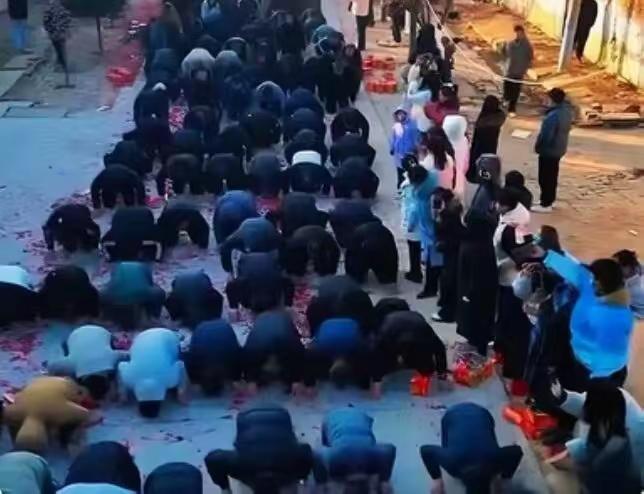 不要再嘲笑山东人过年磕头了，那是百姓自己的祭祀方式，是最正统的周礼。南方那一套根