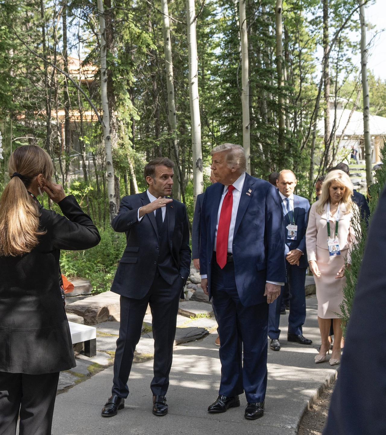 法国总统马克龙今天发文说：“与特朗普在位G7峰会上。我们讨论了美国和欧洲在稳定贸