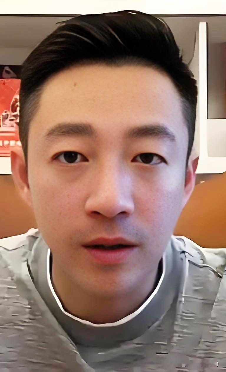 小菲与马筱梅开始分工带娃了，两口子扛起家庭责任！小菲与马筱梅正在威海边工作