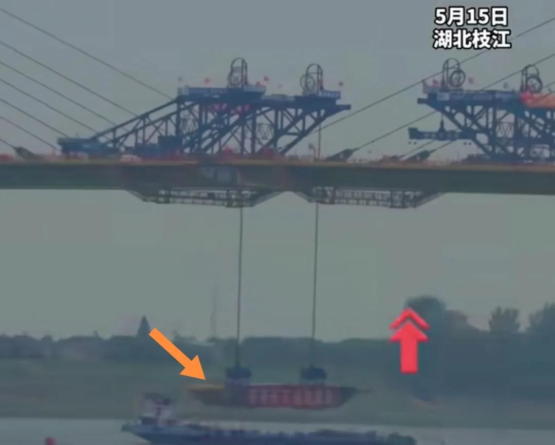 湖北省枝江长江大桥最后一块中心桥面箱梁吊装完成。