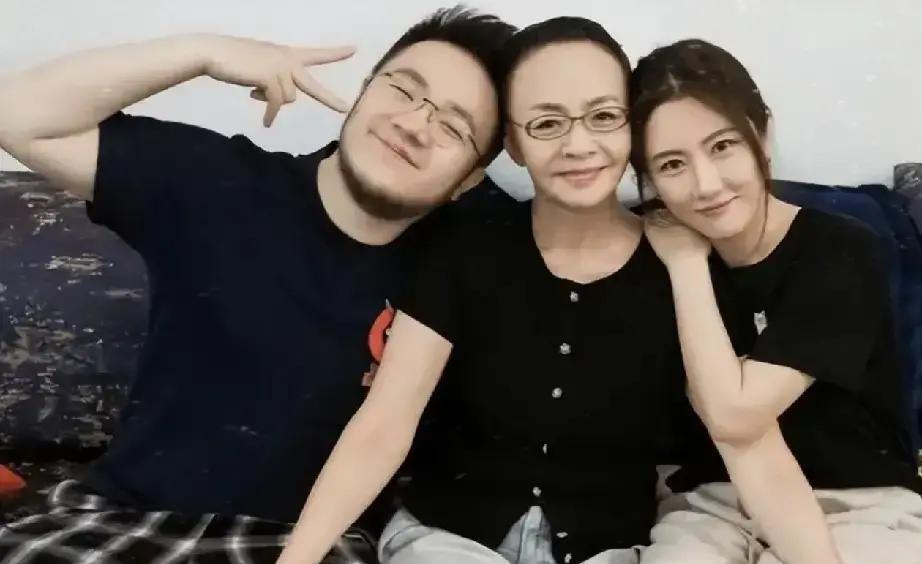 王博谷撕开英家体面，长子巴图竟被拒爷爷葬礼。英达为小儿子英如镝砸百万练冰球，大