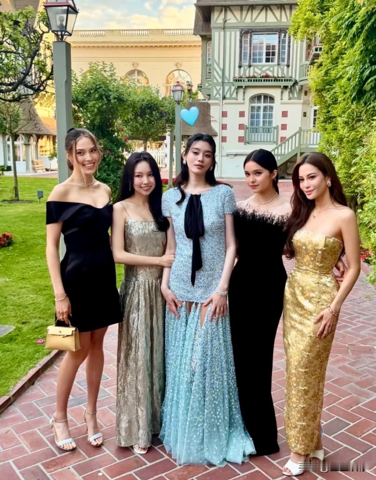 奚梦瑶婚礼合照里，站C位的她眼神里全是尘埃落定的底气。当年维密一摔、嫁入豪门的争