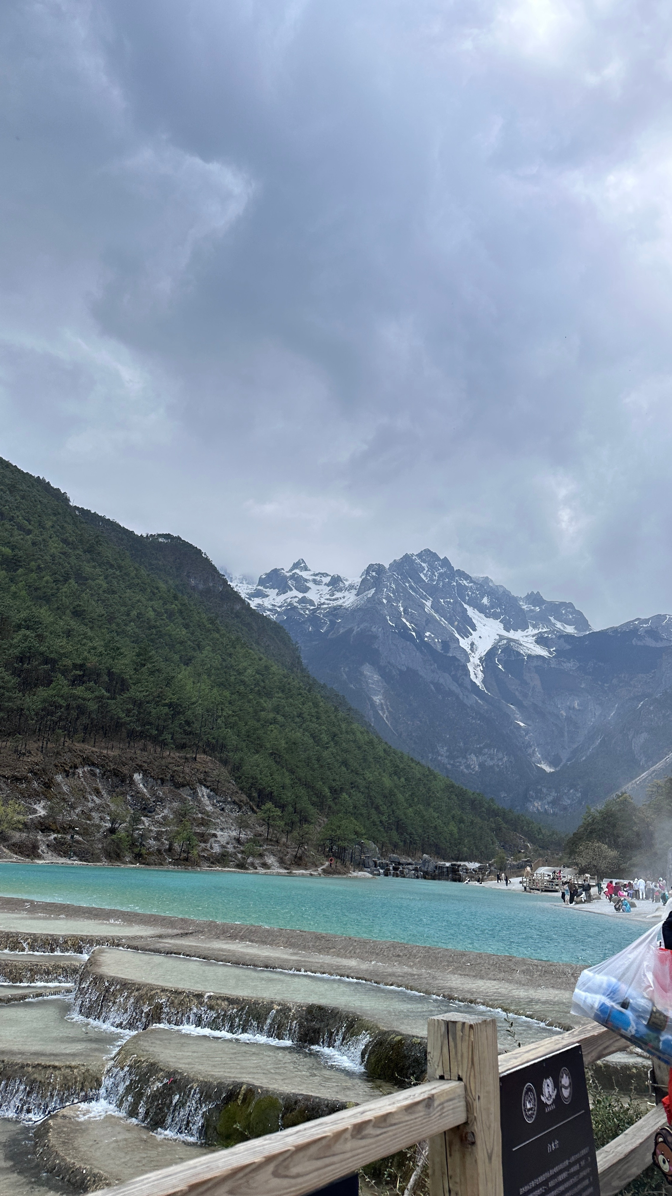 游客滞留玉龙雪山山顶致呕吐失温4600米海拔、9.5级狂风、近零度低温，景区不看