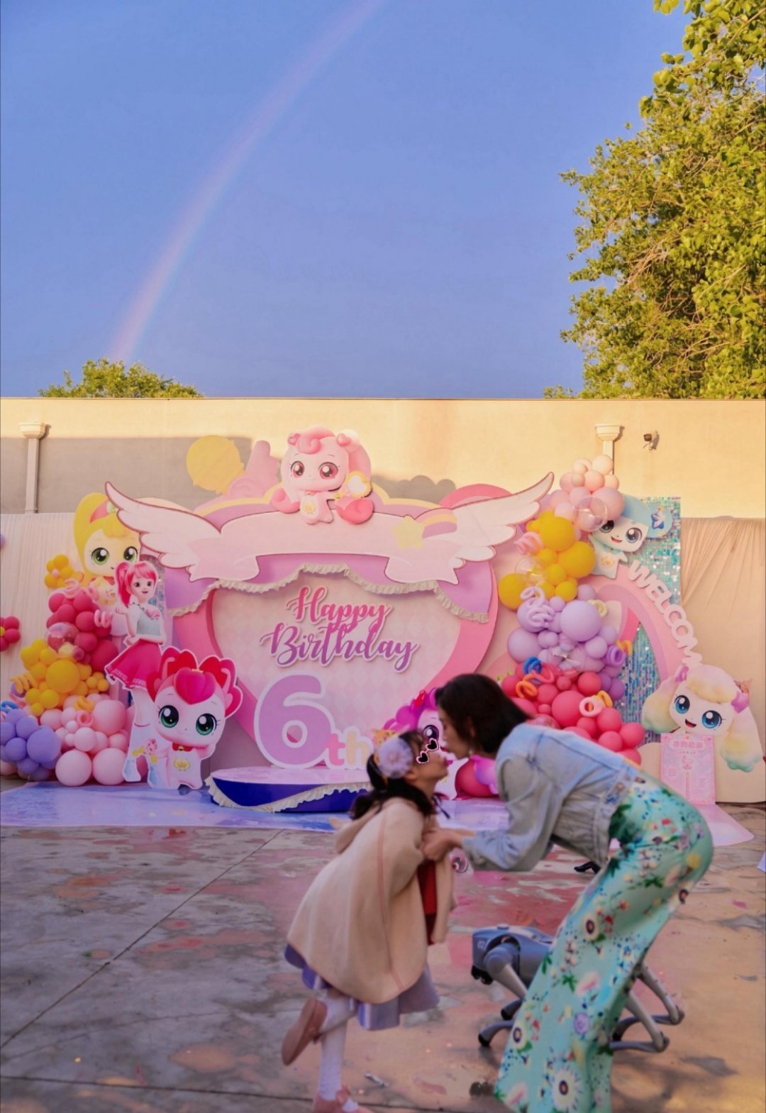 张若昀唐艺昕6岁女儿身高张若昀唐艺昕女儿的身高也太绝了吧！才6岁就快到妈妈腰了，