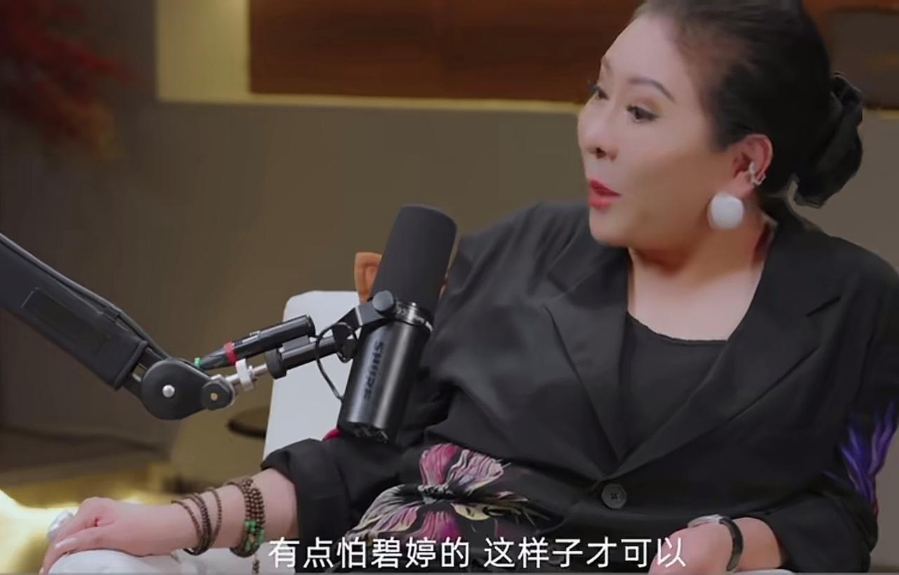 鲁豫和向太在节目里深度聊了豪门婚恋规则，鲁豫更是直言道出豪门最大的区别：恋爱是一