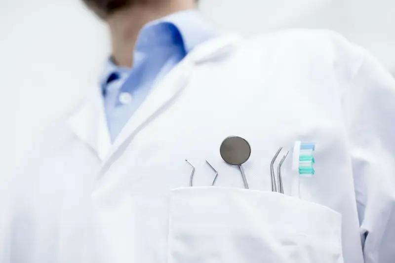 口腔专业也不是那么好就业。没有哪一行是不卷不累的。有个学口腔医学的毕业生。