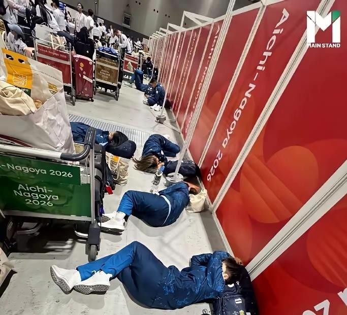 泰国队员因为承办方漏录住宿信息，硬是在邮轮大堂地板上熬了近一天，背包当枕头，衣服都没脱就睡了。印度队