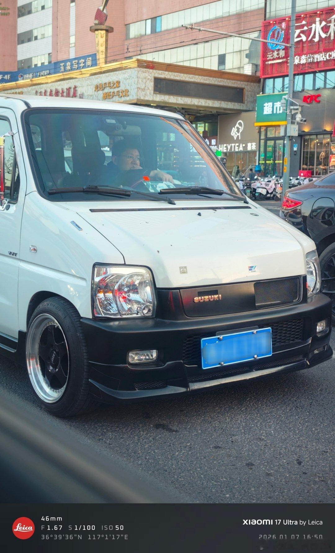 路上拍了一改的挺帅的铃木北斗星想来曾经当过工作车干活用