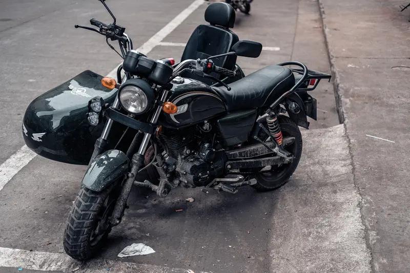 高油价下，选择摩托车代步挺可行的。先从经济性说，摩托车油耗低，维护成本也不高，长