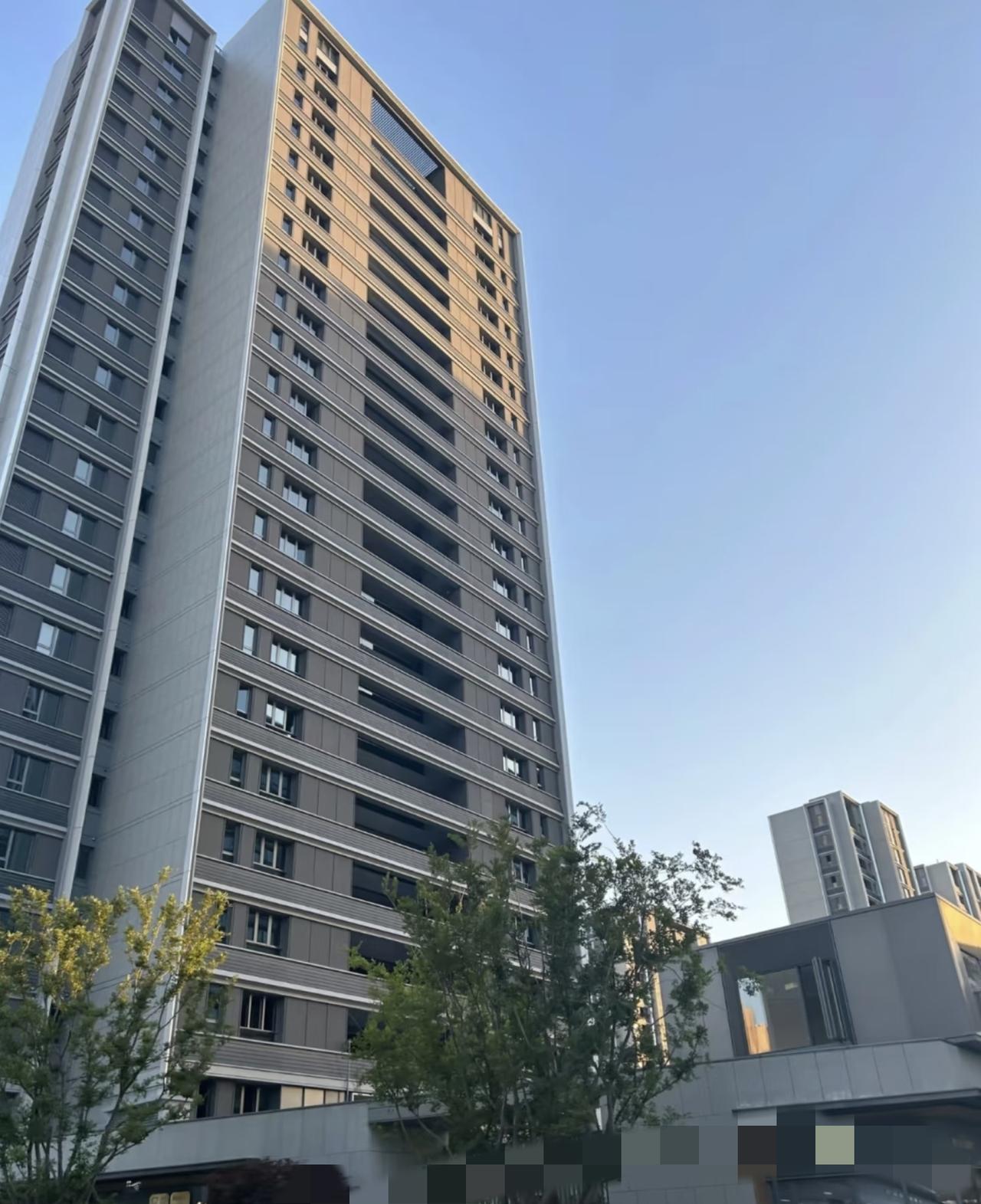 山东小伙二本毕业，24岁进入机械厂跑销售，常年全国各地奔波。靠着踏实肯拼，