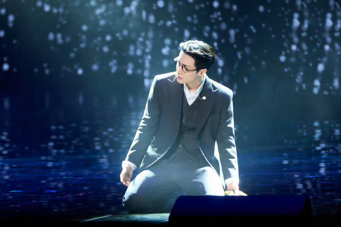 官媒敦煌发布发布张艺兴《飞天》舞台。无论是《飞天》让东方美学惊艳世界，还是音乐剧