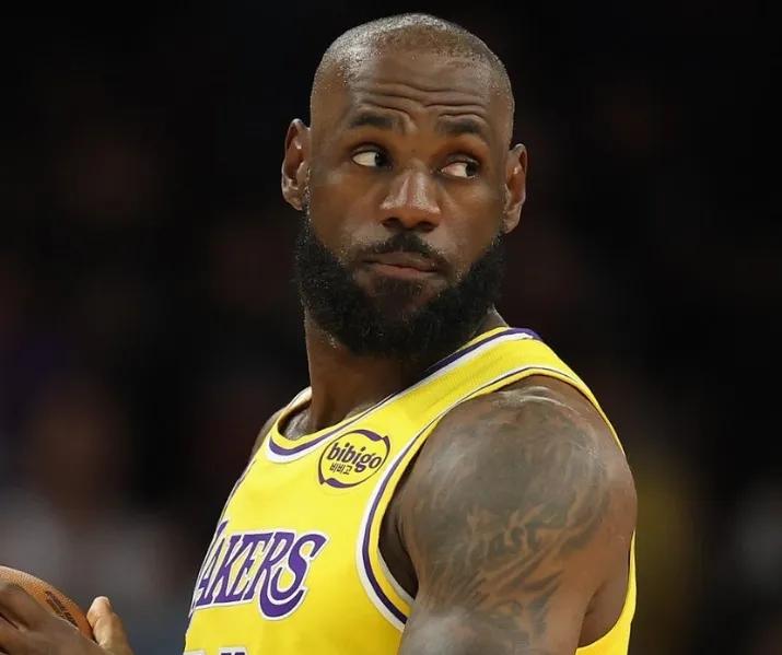 本赛季，湖人前60场，湖人36胜24负，西部第六！上个赛季，湖人前60场，湖人