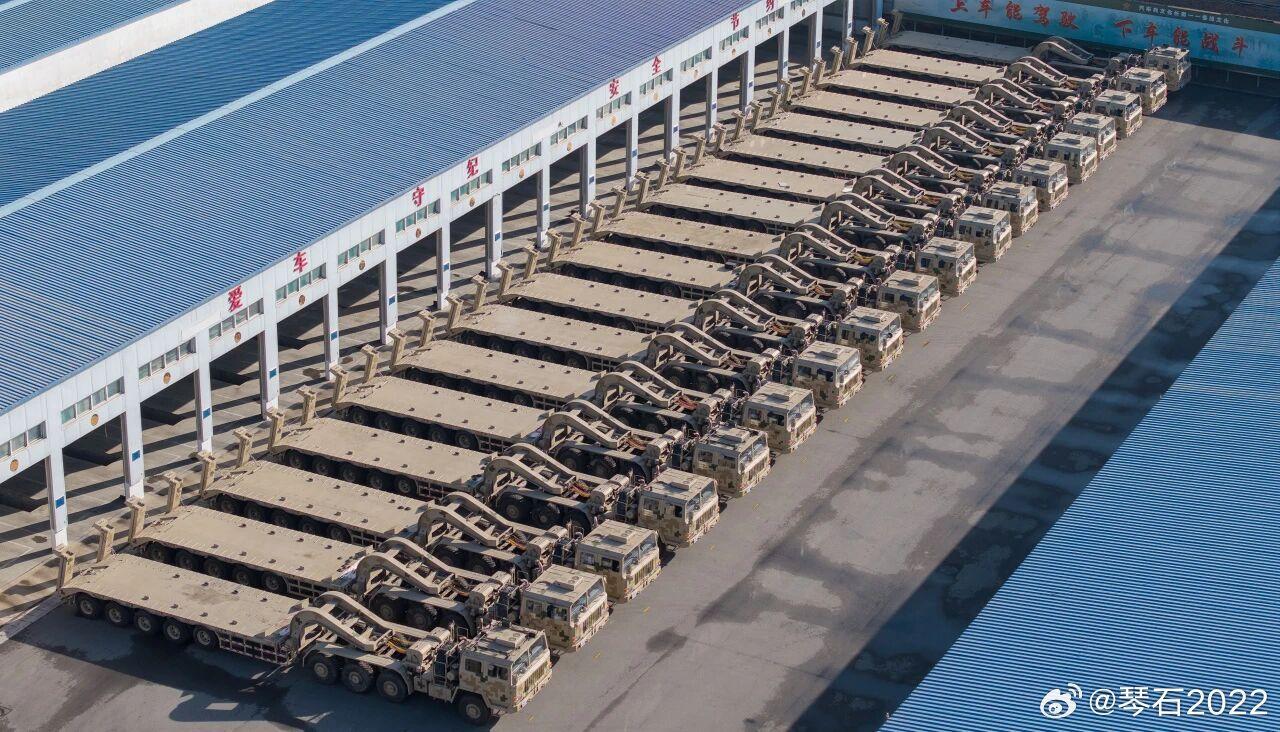 这十八辆重型车辆平板运输车，可以将一个坦克连的主战装备快速运输到战场前线集结区。