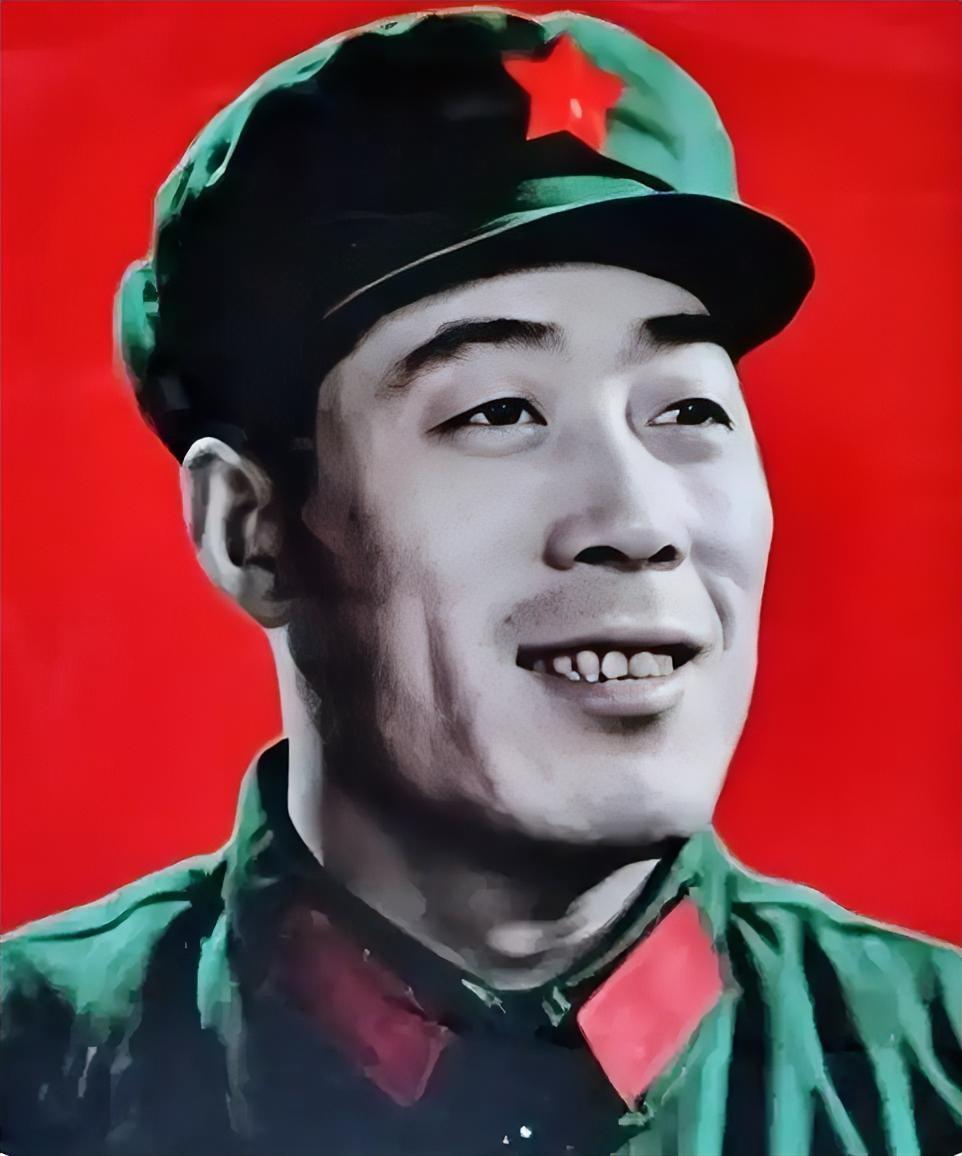 如果你是五六十年代生人的话，对照片中这名军人一定不会感到陌生，他就是著名的战斗英
