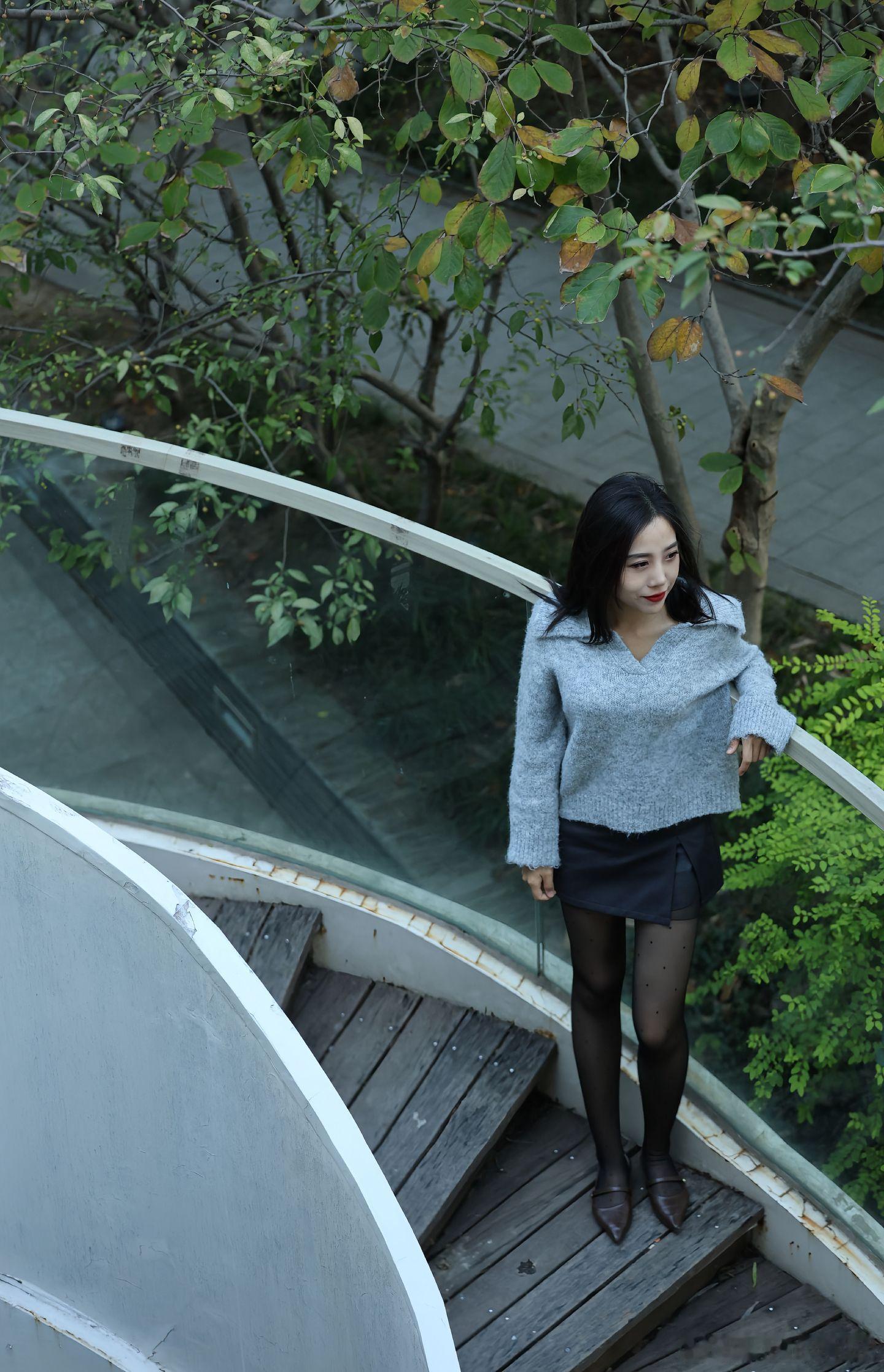 时尚穿搭毛衣，短裙，黑丝美女人像摄影