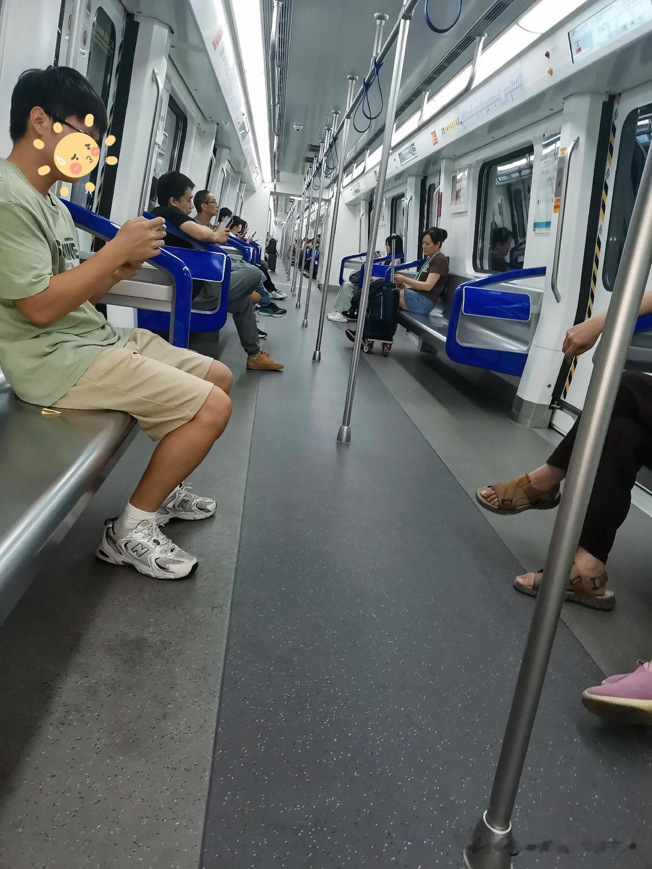 平时搭乘广佛地铁较多，上下班高峰期和周未，广佛线都是特别拥挤，说是有几十万广佛候