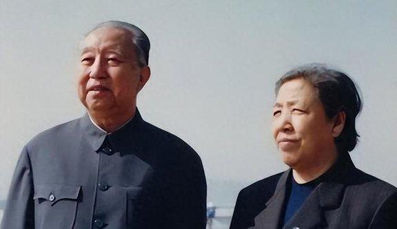 华国锋晚年立下“奇葩”家规：全家同桌吃饭，谁也不许夹他的菜全家人可以同桌，但