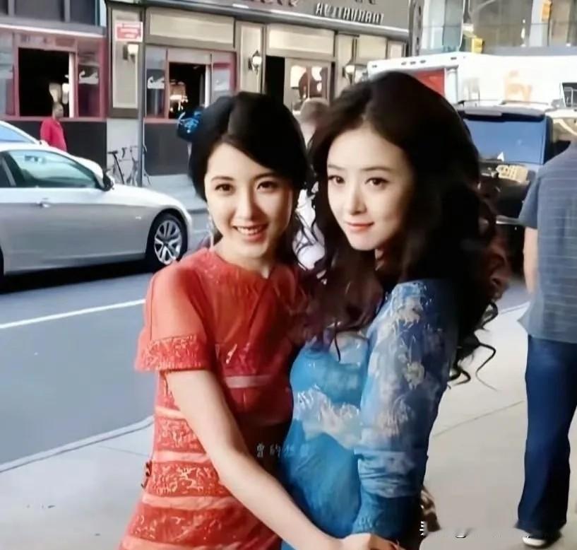 哇，蒋欣和曾黎早年这张合照真是一下子就把两种不同层次的美展现得明明白白！曾黎真