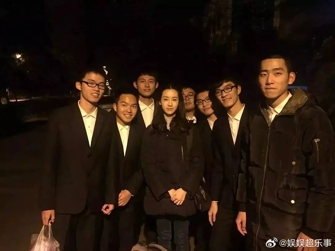 这张是真的没见过陈都灵不愧是世界上照片第三多的女人！