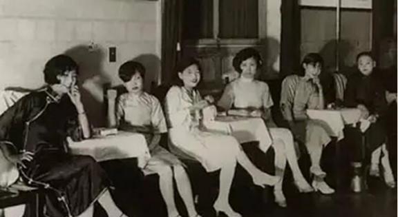 1975年，一名东北猎户在一个废弃的小木屋里，发现了个暴毙在家的农妇。经过警察调