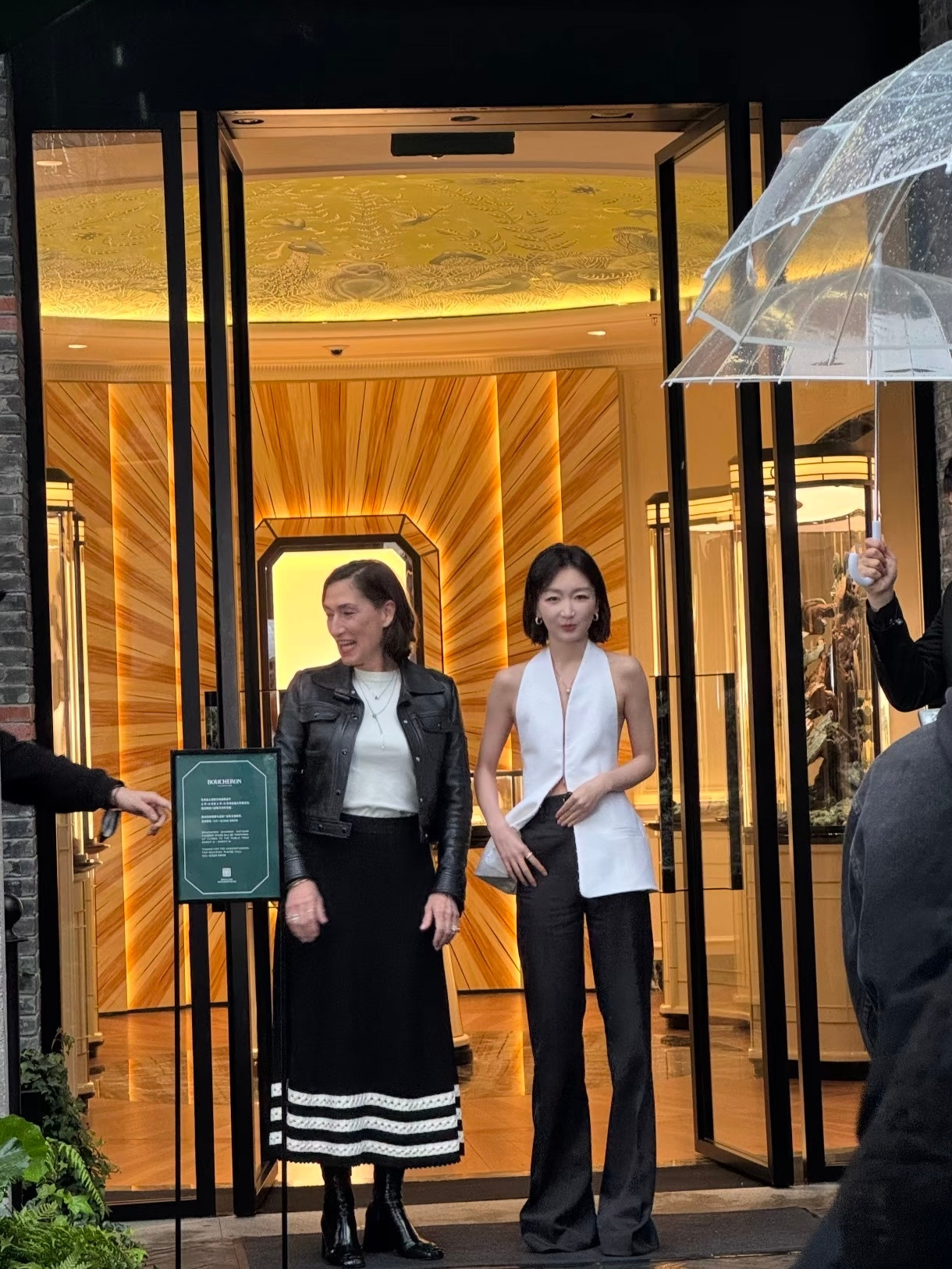 周冬雨上海活动生图上海偶遇周冬雨周冬雨上海活动今天好冷还得大露背瘦成纸片人