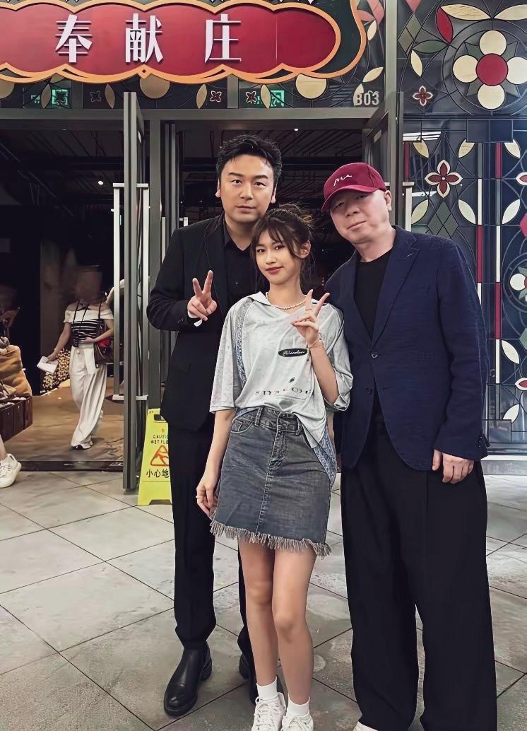冯小刚、徐帆的养女徐朵穿搭做旧印花短袖T恤+毛边牛仔短裙，搭配小白鞋、珍珠项链，