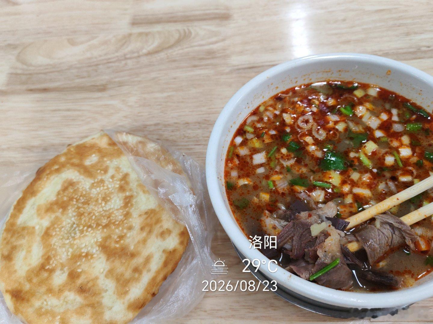 昨晚上一碗手擀面+炸鸡腿，相对于我平时自己做的饭还是油腻，今天早上一点都不饿以至