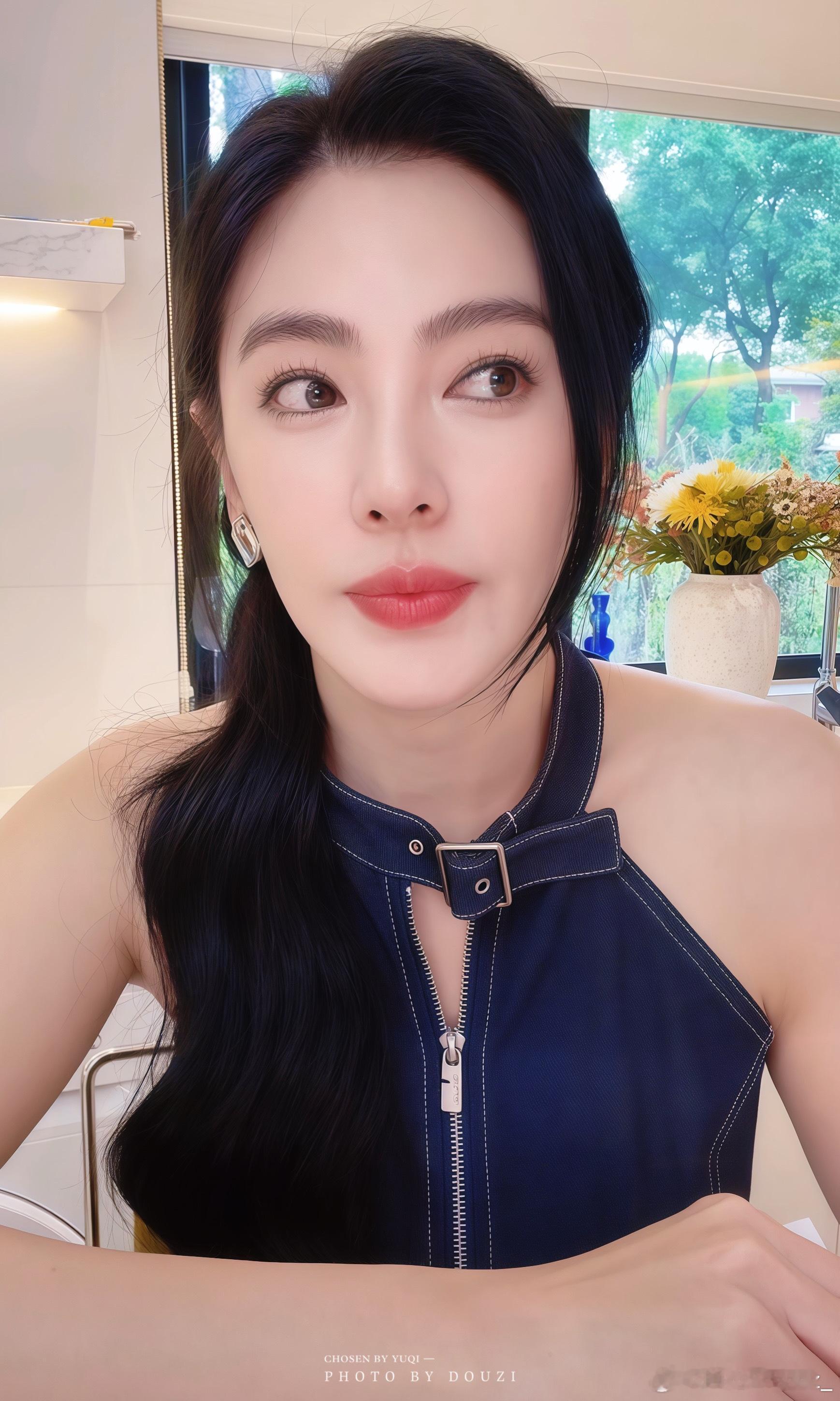 张雨绮的新图直接把我手机攥出印子，这姐的美貌根本不是普通好看，是能晃瞎眼的程度
