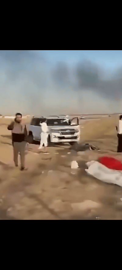 昨天一名弹射逃生的美国空军F-15E战斗机飞行员在落地之后被科威特老乡逮住，面对