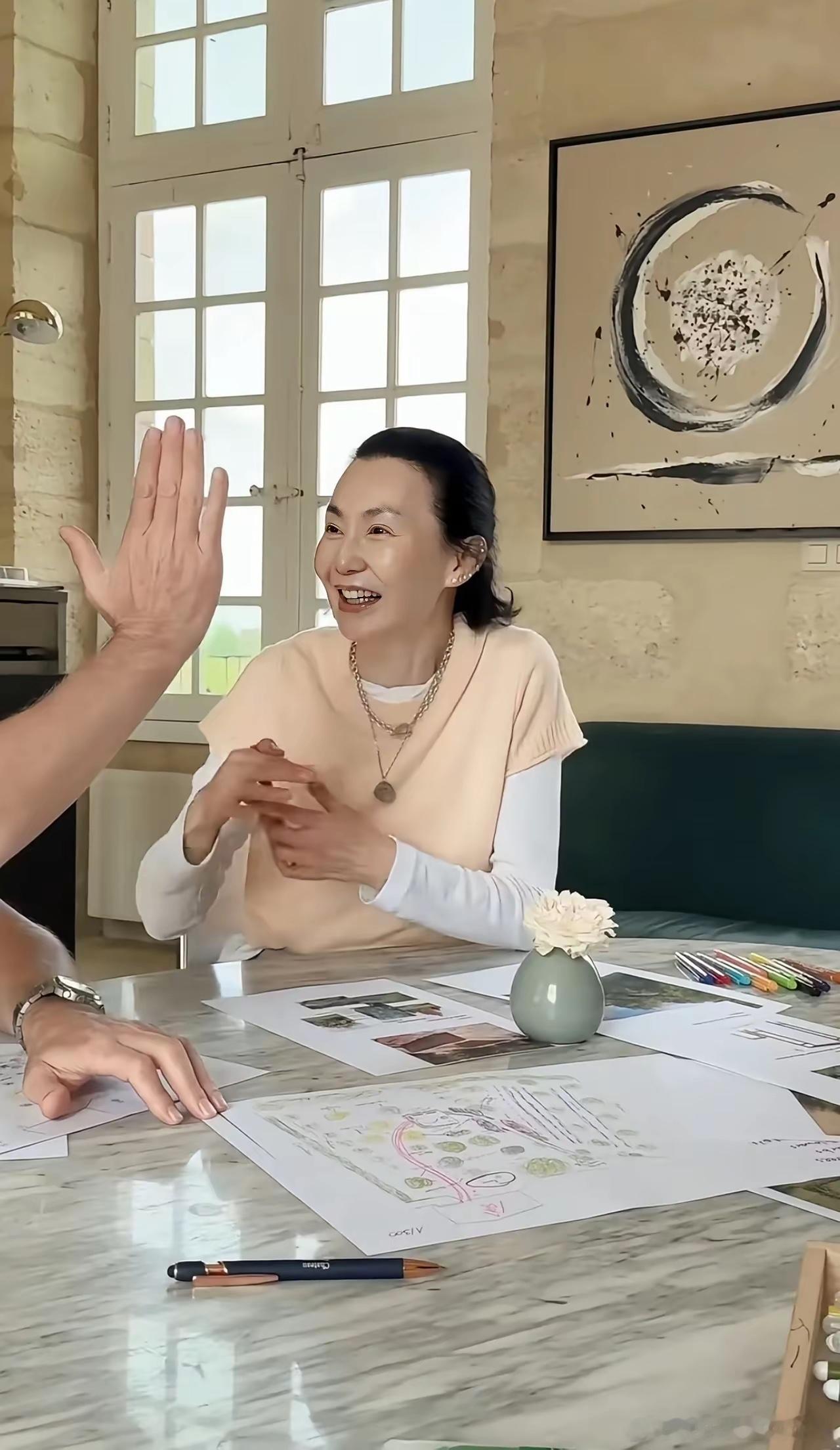 张曼玉近照惹争议，脸上看上去光滑水嫩，没有皱纹，皮肤甚至还有光泽，但整个人看上去