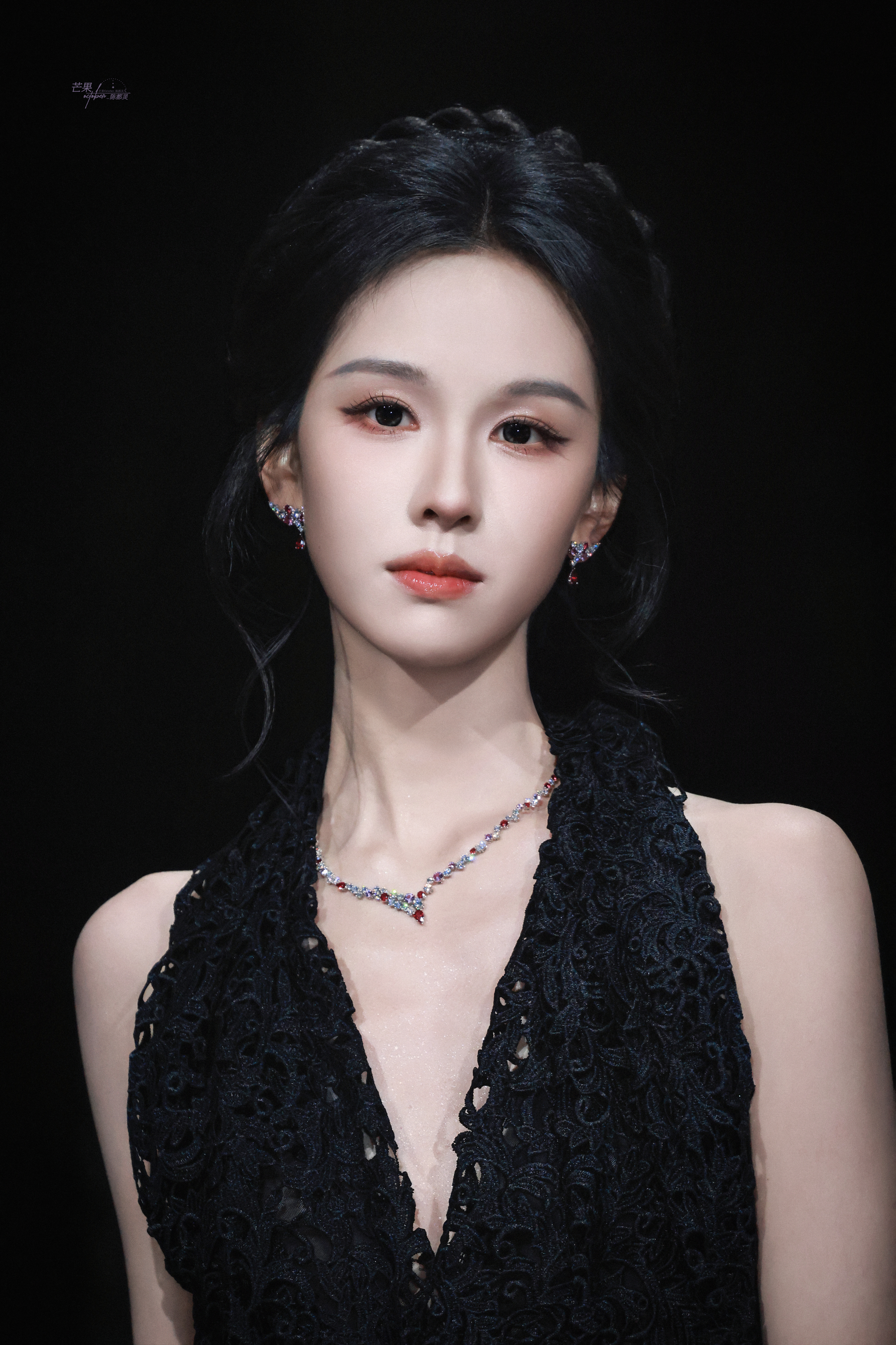 陈都灵黑裙如夜，气质似月，清冷又勾人。她往那儿一站，自带松弛的贵气，连眼神都