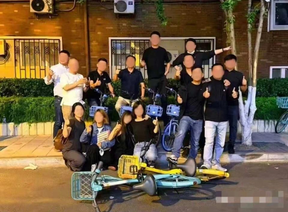 一张照片，把共享单车那点“暗战”全摆台面上了。近日，一张哈啰员工的聚会合照在
