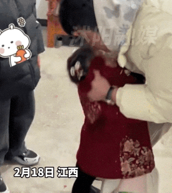 太可爱了！江西，大年初二一家人到老人家串门，舅舅看到外甥女后觉得好玩，就抱起她的