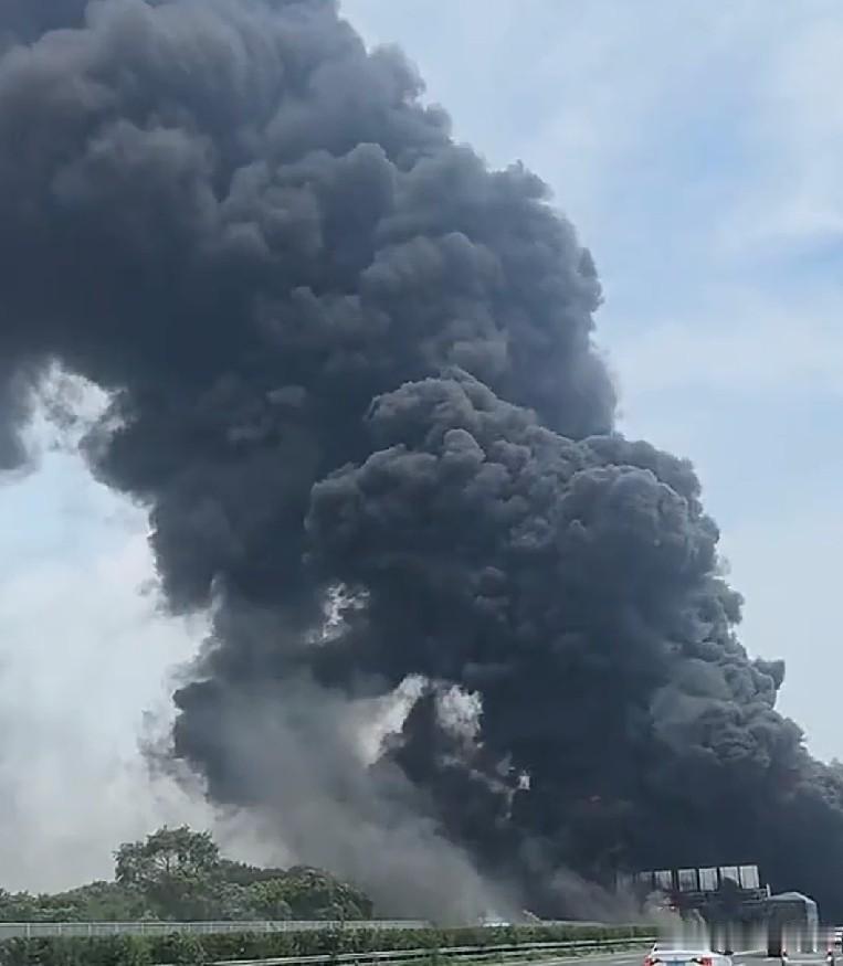昨天中午，京哈高速多车起火燃烧，浓烟滚滚，发生了什么？7月8日，葫芦岛市公安局交