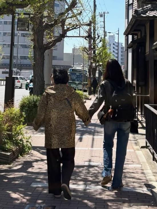 7日，演员崔智友在Instagram上传了多张照片。照片中，崔智友与母亲手牵手漫