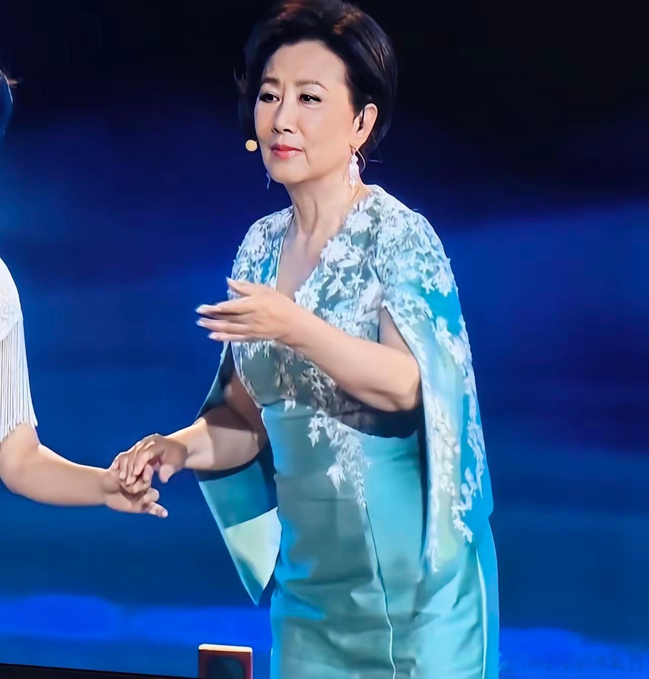 8岁汪明荃一出来，我忍不住打了个激灵，开始还以为是礼服的问题，后来才发现是发型让