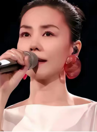 王菲被问这辈子最爱哪个男人时本以为她会回答谢霆锋，结果不是，她的回答太耿直了