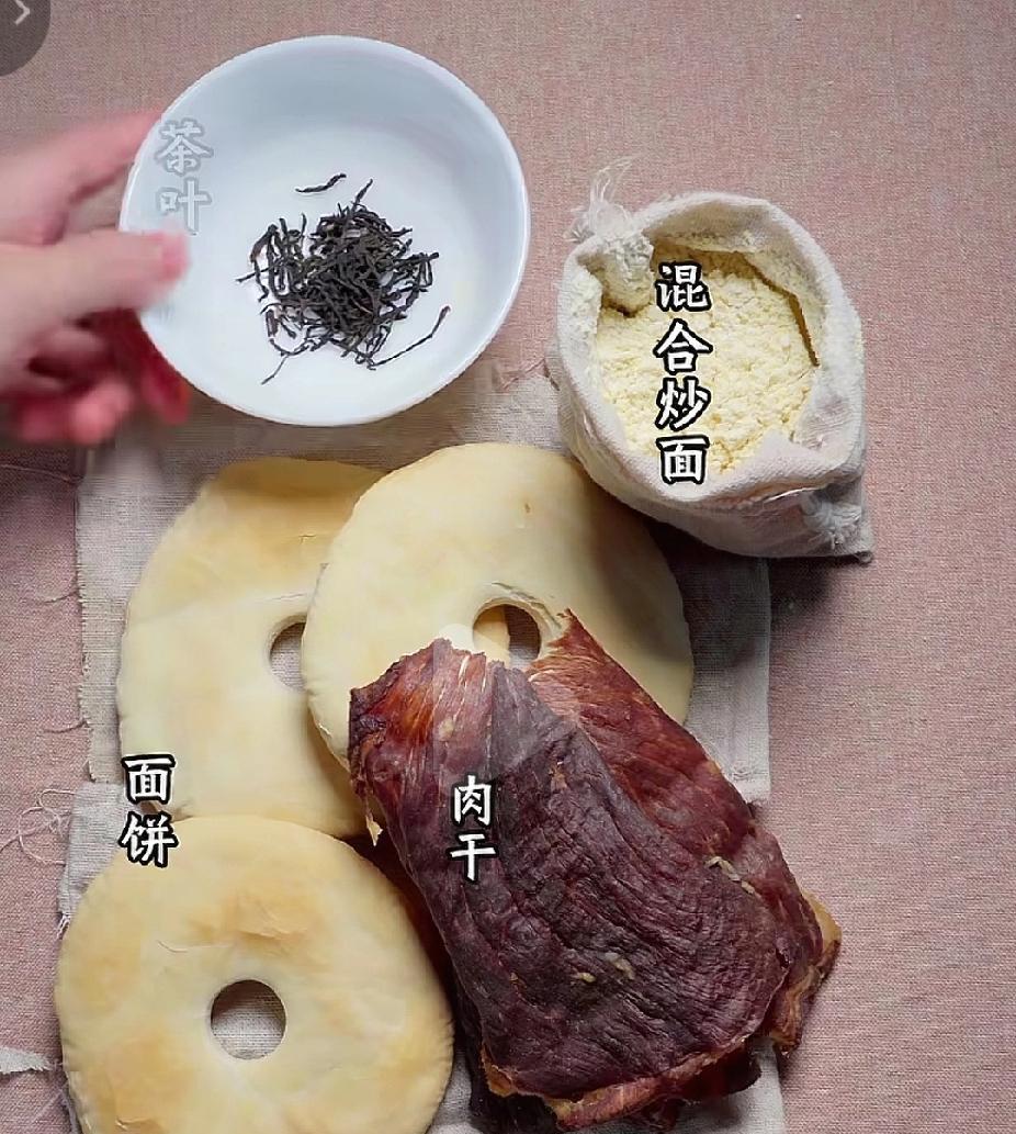 这就是左忠棠收复新疆时，西征军所吃的军粮。牛肉干，面饼，咸菜，混合炒面，砖茶。