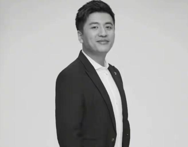 张雪峰说：“同学们，你们一定要多挣钱。我以前也觉得飞机头等舱没意义，住店有个床就