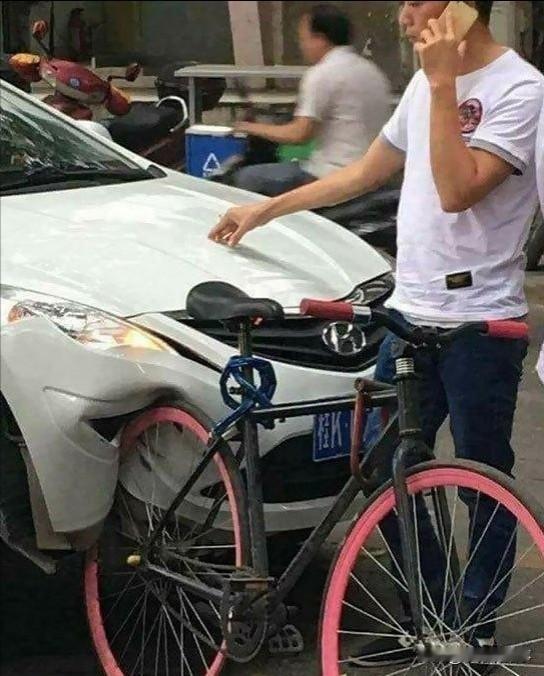   不小心把闯红灯的行人撞死了，对方家属让车主认全责可行吗？   