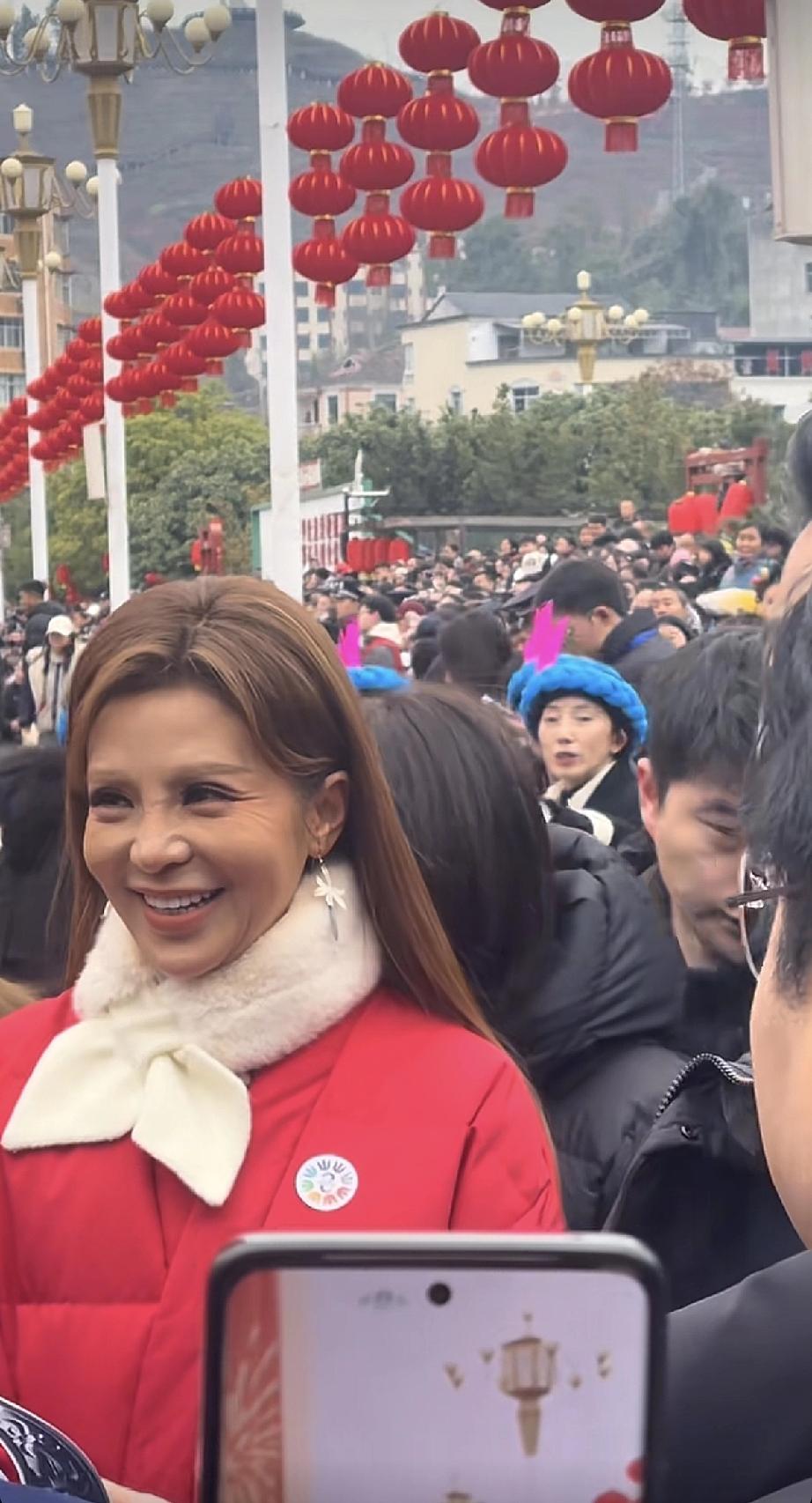 朱迅无修图下比普通人还老！近日，朱迅参加活动被网友拍到了近照，是无修图的，暴