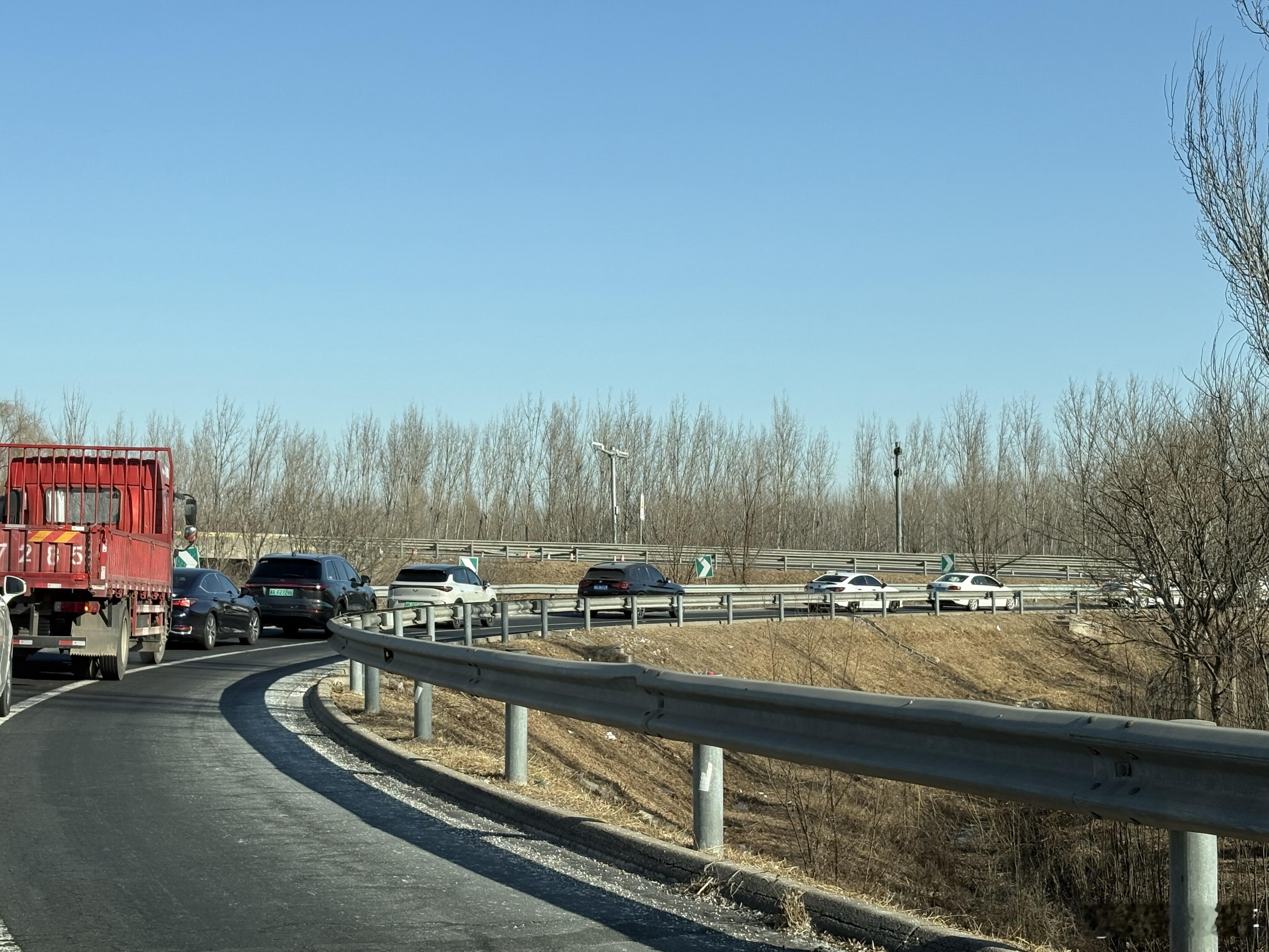 无处不堵车啊兄弟们。