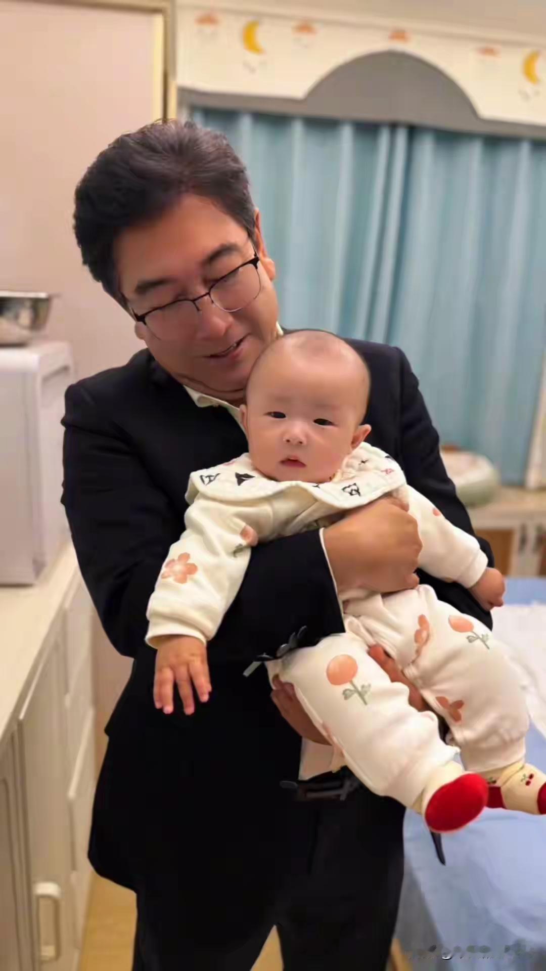 水均益抱着孙女，他大耳垂挺抢镜的。不过他耳垂再大，也大不过吕良伟扮演的佛祖的大耳